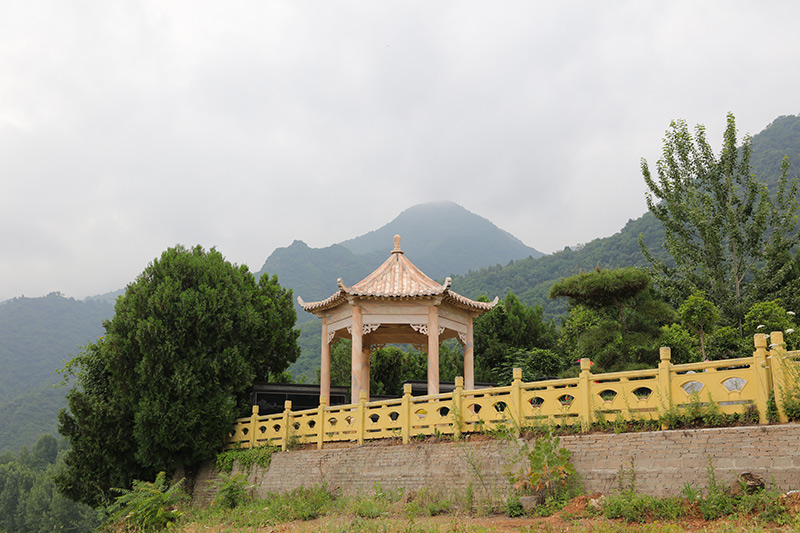 九龙山墓园周边山势