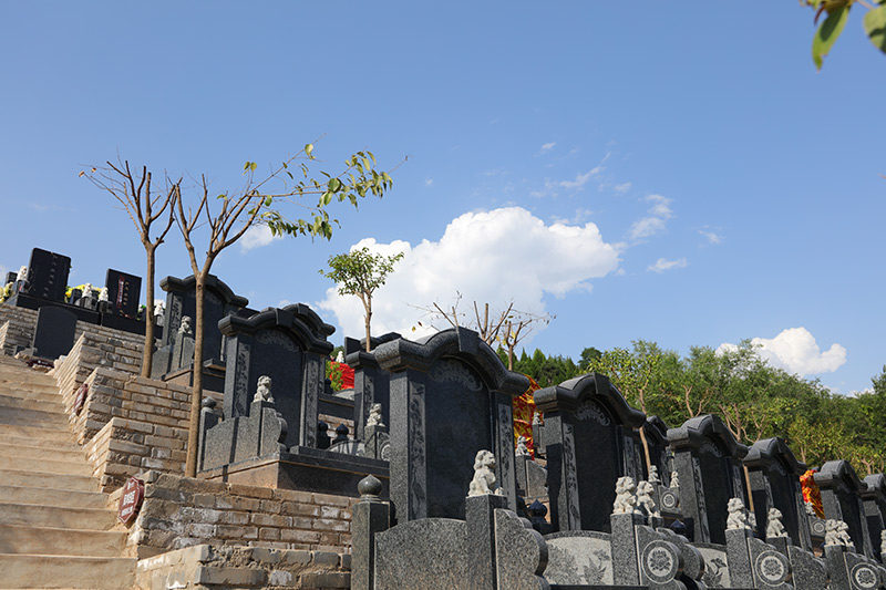 传统官帽立碑实拍 传统官帽立碑实拍